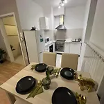 Summer Vibe Central Apartment W Balcony