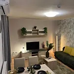 Summer Vibe Central Apartment W Balcony